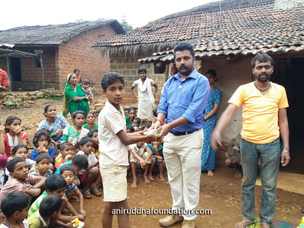 AniruddhaFoundation-Distribution of Hygiene and Cleasing materials-Kolhapur